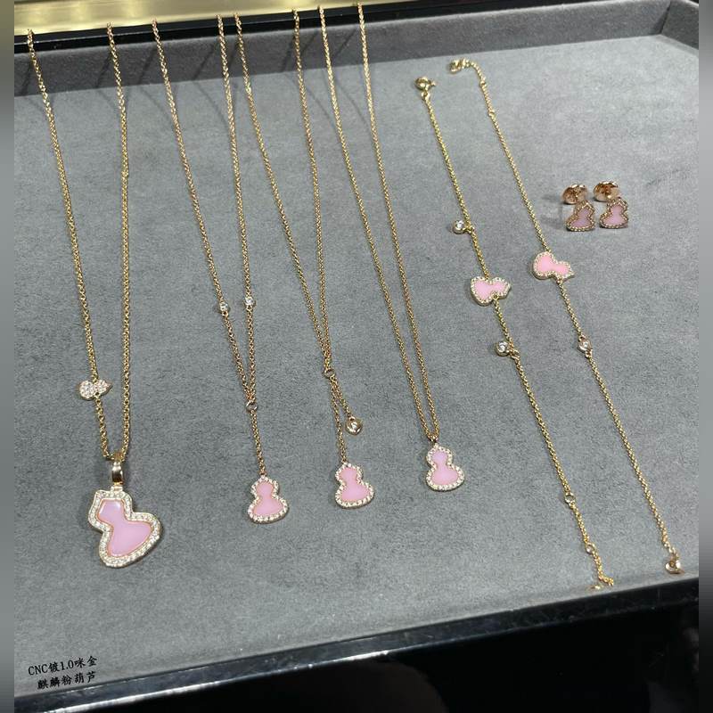 V金鍍咪金 5110210 麒麟迷你粉葫蘆耳釘，招財旺運 高顔值 上身效果很贊