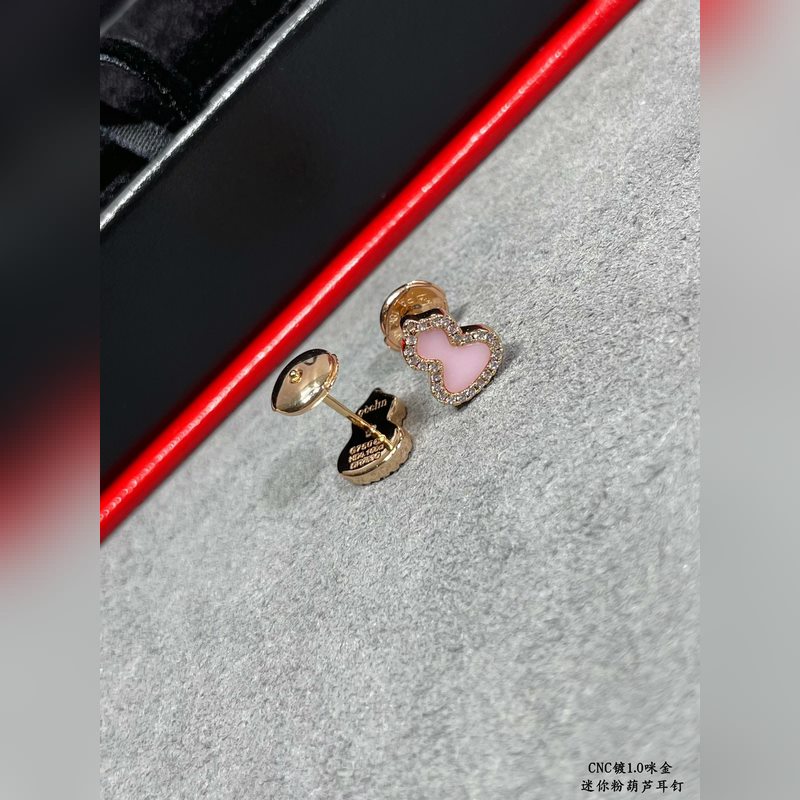 V金鍍咪金 5110210 麒麟迷你粉葫蘆耳釘，招財旺運 高顔值 上身效果很贊