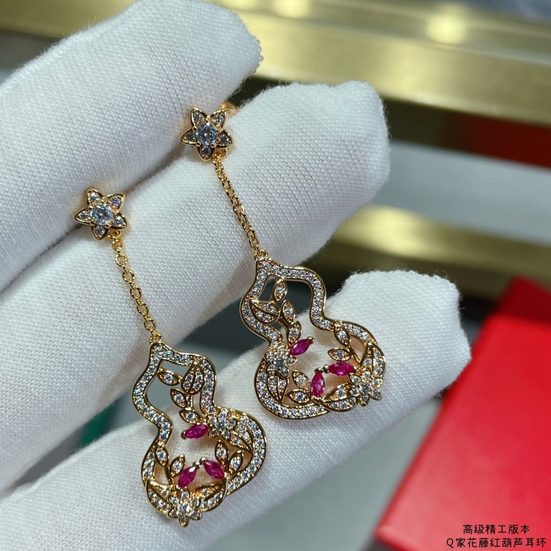 V金鍍咪金  麒麟花藤紅葫蘆耳環，佩戴Qeelin Wulu Lace蕾絲葫蘆