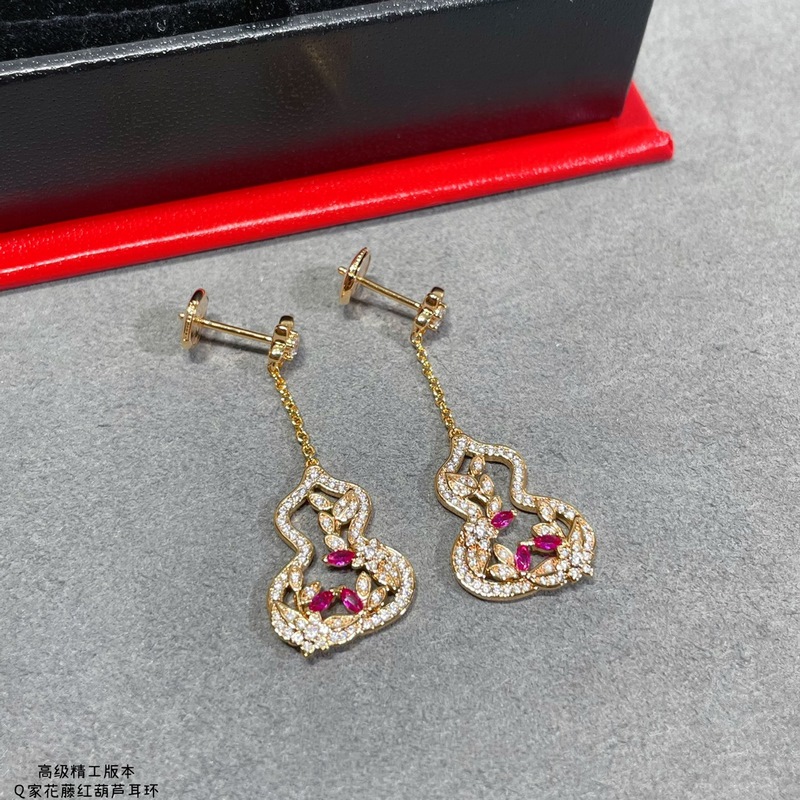 V金鍍咪金  麒麟花藤紅葫蘆耳環，佩戴Qeelin Wulu Lace蕾絲葫蘆