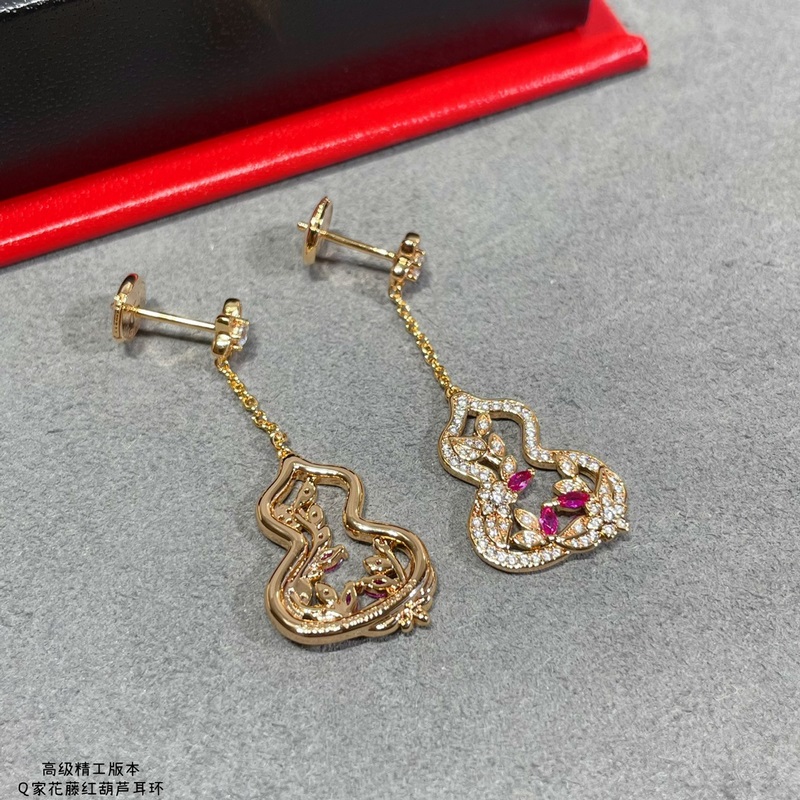 V金鍍咪金  麒麟花藤紅葫蘆耳環，佩戴Qeelin Wulu Lace蕾絲葫蘆