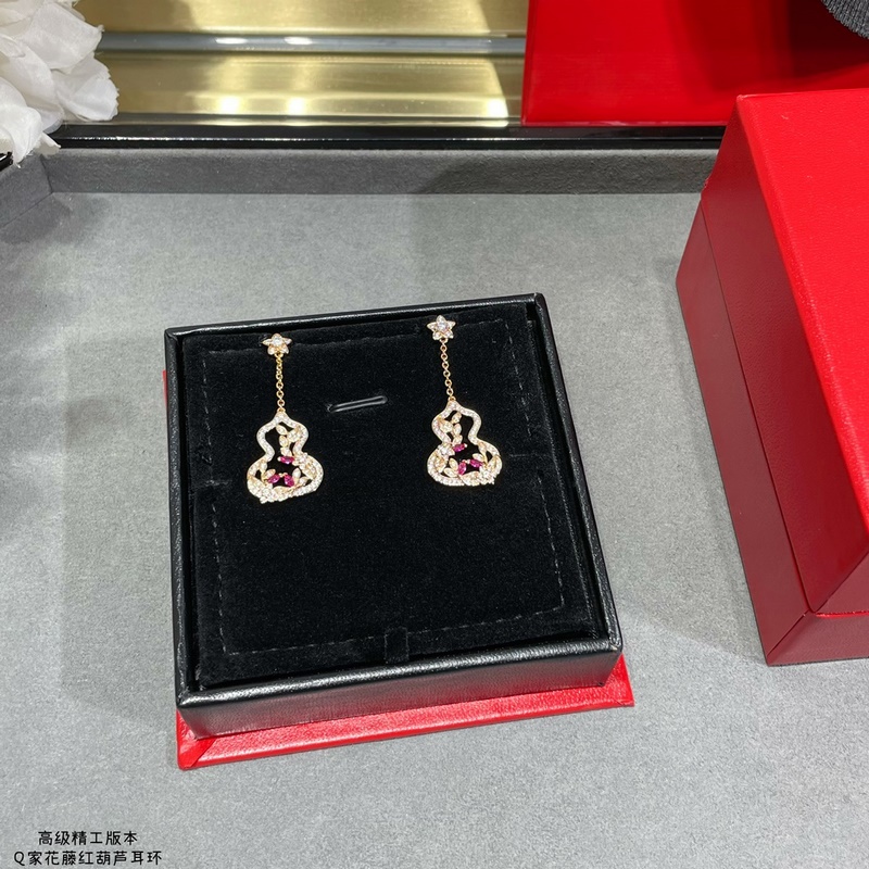 V金鍍咪金  麒麟花藤紅葫蘆耳環，佩戴Qeelin Wulu Lace蕾絲葫蘆