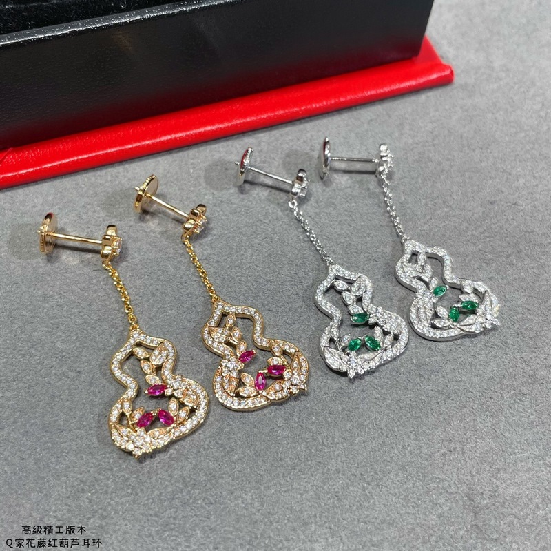 V金鍍咪金  麒麟花藤紅葫蘆耳環，佩戴Qeelin Wulu Lace蕾絲葫蘆