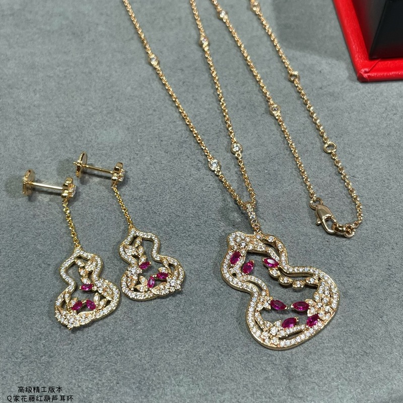 V金鍍咪金  麒麟花藤紅葫蘆耳環，佩戴Qeelin Wulu Lace蕾絲葫蘆