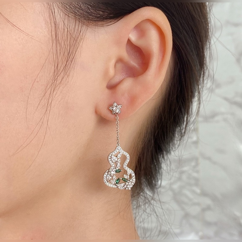 V金鍍咪金 麒麟花藤綠葫蘆耳環，佩戴Qeelin Wulu Lace蕾絲葫蘆耳