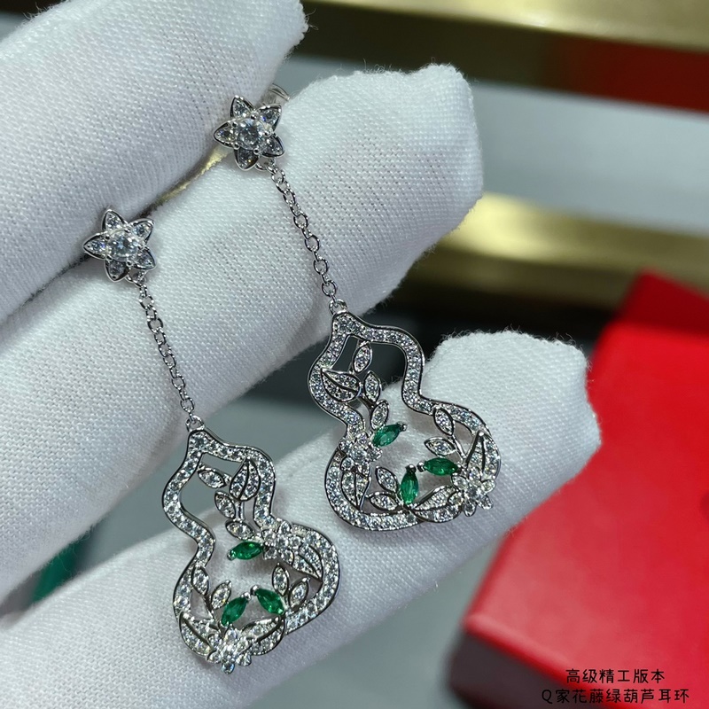 V金鍍咪金 麒麟花藤綠葫蘆耳環，佩戴Qeelin Wulu Lace蕾絲葫蘆耳