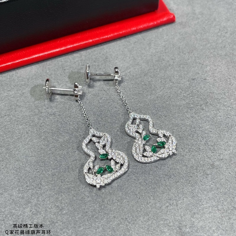 V金鍍咪金 麒麟花藤綠葫蘆耳環，佩戴Qeelin Wulu Lace蕾絲葫蘆耳