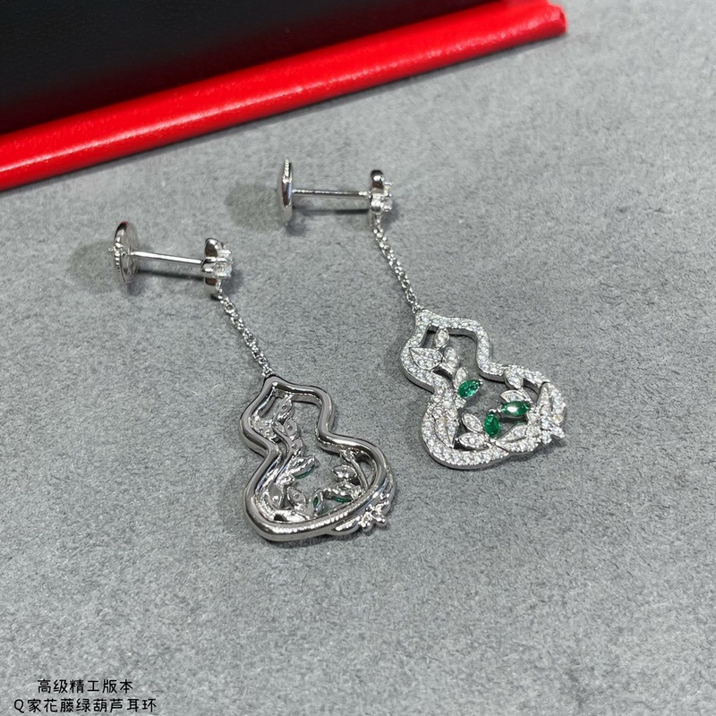 V金鍍咪金 麒麟花藤綠葫蘆耳環，佩戴Qeelin Wulu Lace蕾絲葫蘆耳