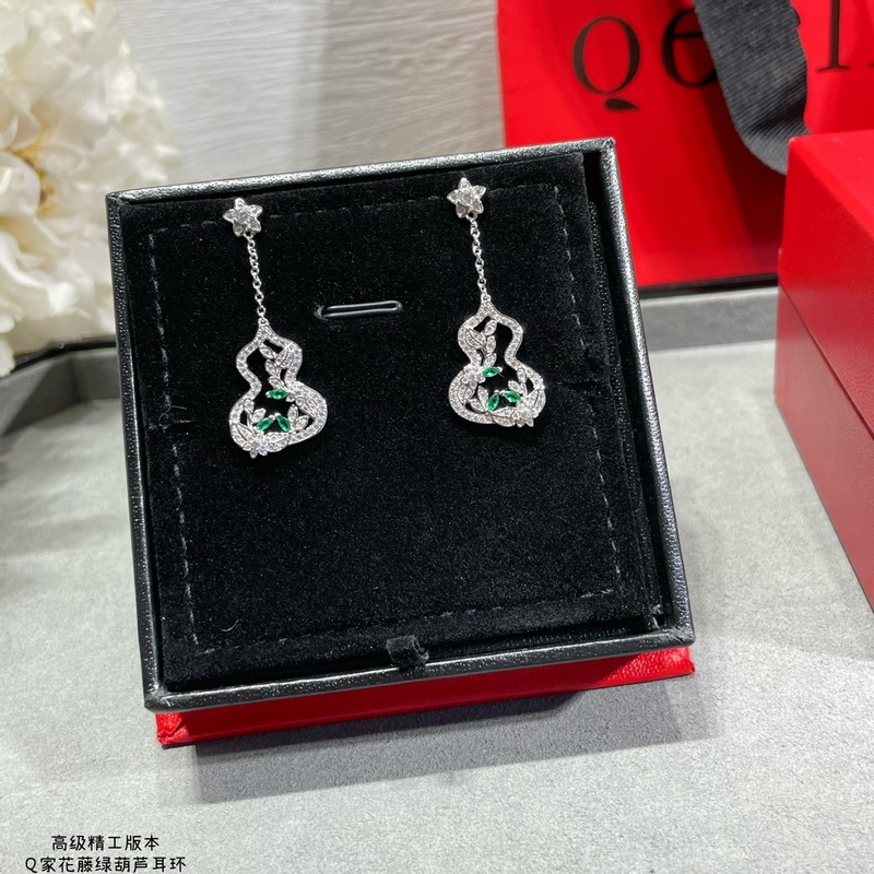 V金鍍咪金 麒麟花藤綠葫蘆耳環，佩戴Qeelin Wulu Lace蕾絲葫蘆耳