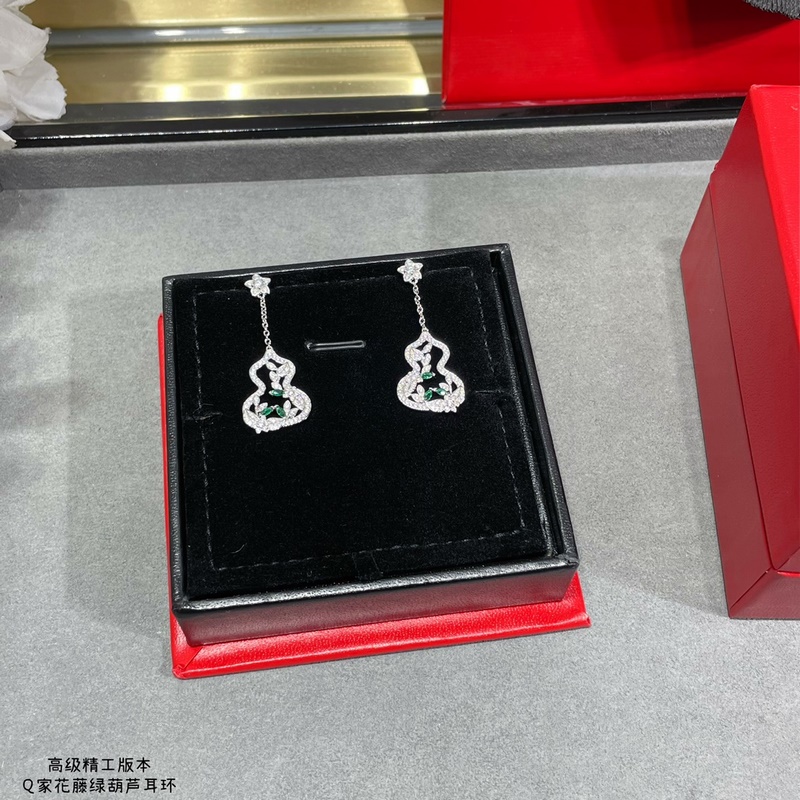 V金鍍咪金 麒麟花藤綠葫蘆耳環，佩戴Qeelin Wulu Lace蕾絲葫蘆耳