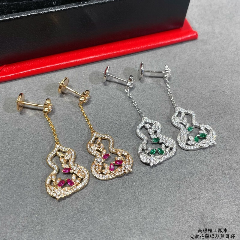 V金鍍咪金 麒麟花藤綠葫蘆耳環，佩戴Qeelin Wulu Lace蕾絲葫蘆耳