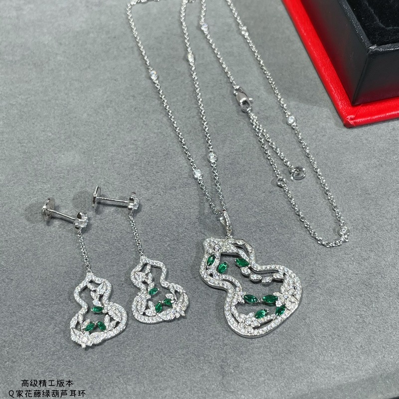 V金鍍咪金 麒麟花藤綠葫蘆耳環，佩戴Qeelin Wulu Lace蕾絲葫蘆耳