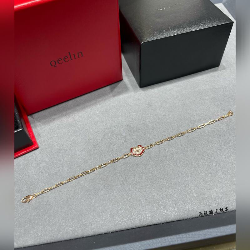 V金鍍咪金 5140210 麒麟紅邊滿鑽如意鎖手鍊 時尚與傳統相結合的一款 不會