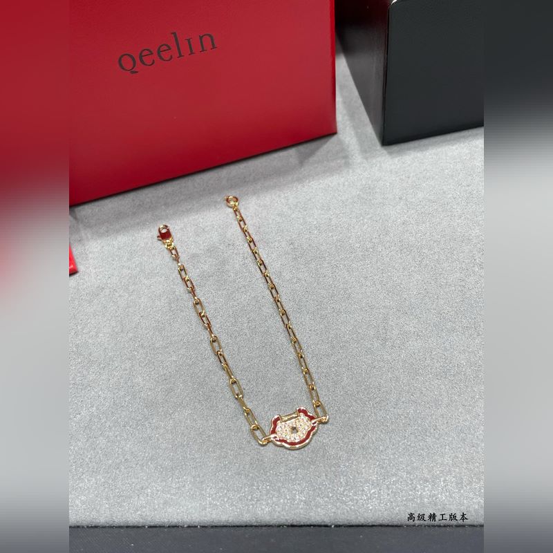 V金鍍咪金 5140210 麒麟紅邊滿鑽如意鎖手鍊 時尚與傳統相結合的一款 不會