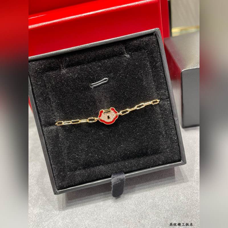 V金鍍咪金 5140210 麒麟紅邊滿鑽如意鎖手鍊 時尚與傳統相結合的一款 不會