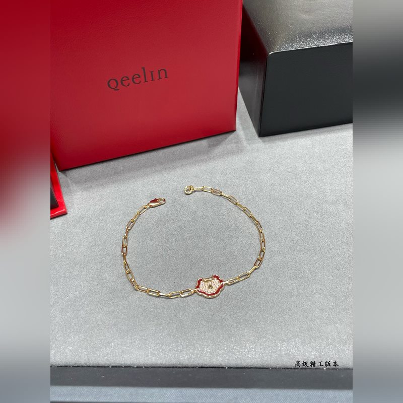 V金鍍咪金 5140210 麒麟紅邊滿鑽如意鎖手鍊 時尚與傳統相結合的一款 不會