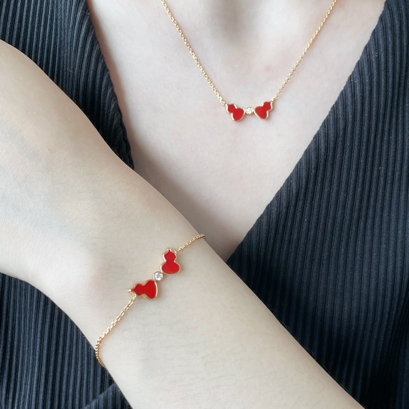 V金材質(zhì) 4670160 麒麟紅瑪瑙雙葫蘆手鍊，簡約的線條刻畫Wulu優(yōu)美的形態(tài)