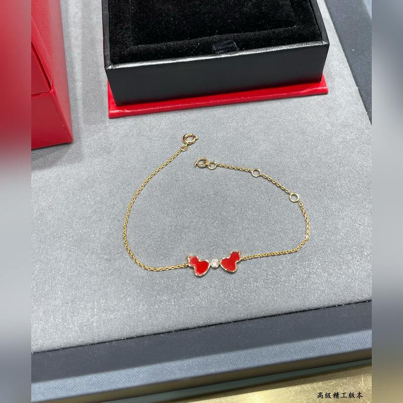 V金材質(zhì) 4670160 麒麟紅瑪瑙雙葫蘆手鍊，簡約的線條刻畫Wulu優(yōu)美的形態(tài)