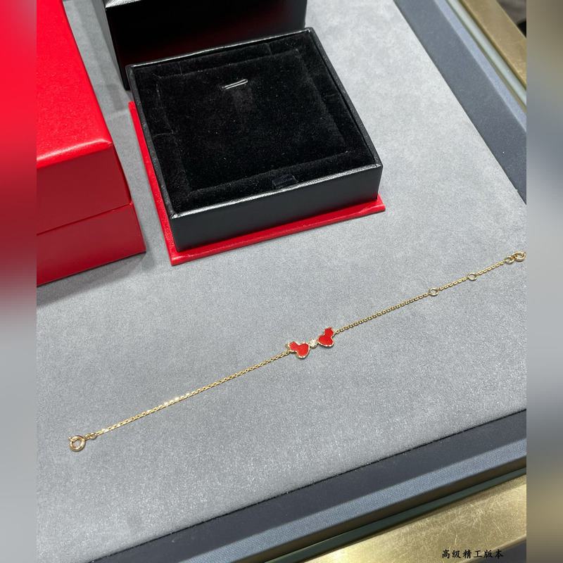 V金材質(zhì) 4670160 麒麟紅瑪瑙雙葫蘆手鍊，簡約的線條刻畫Wulu優(yōu)美的形態(tài)