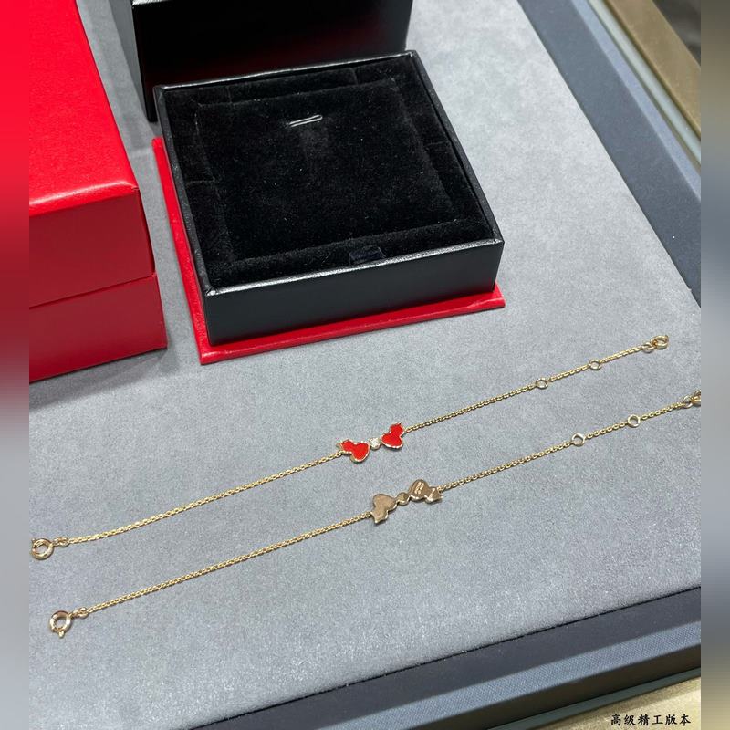 V金材質(zhì) 4670160 麒麟紅瑪瑙雙葫蘆手鍊，簡約的線條刻畫Wulu優(yōu)美的形態(tài)