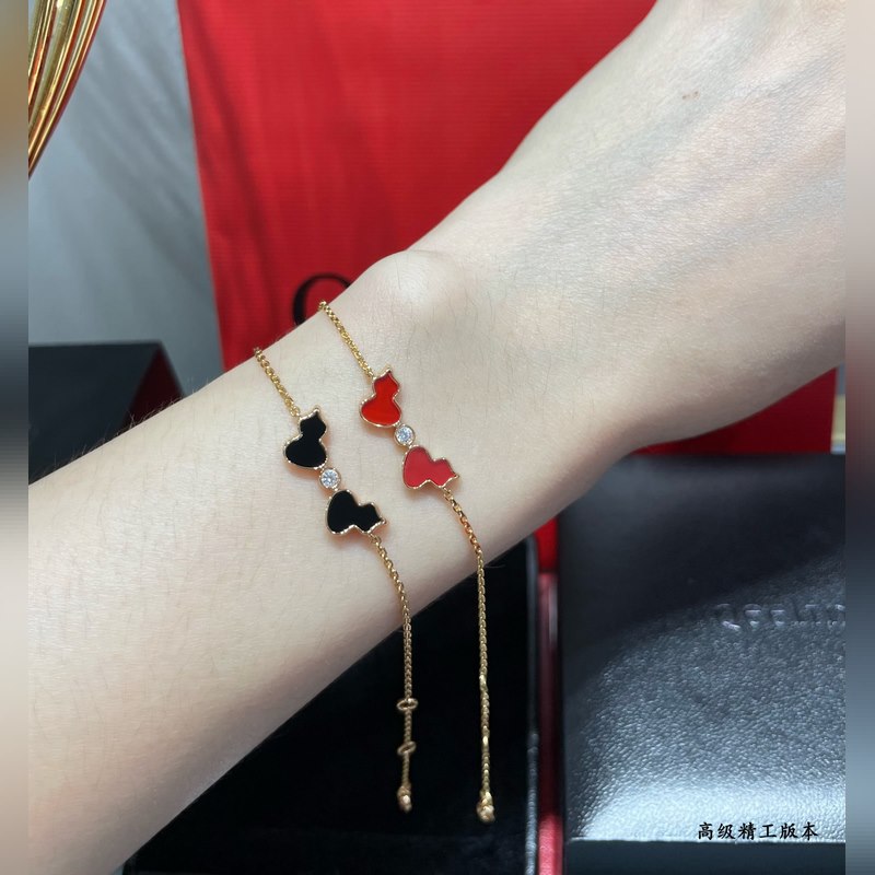 V金材質(zhì) 4670160 麒麟紅瑪瑙雙葫蘆手鍊，簡約的線條刻畫Wulu優(yōu)美的形態(tài)