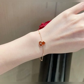 V金材質 4670210 qeelin麒麟紅葫蘆帶心形手鍊，簡約的線條刻畫Wul