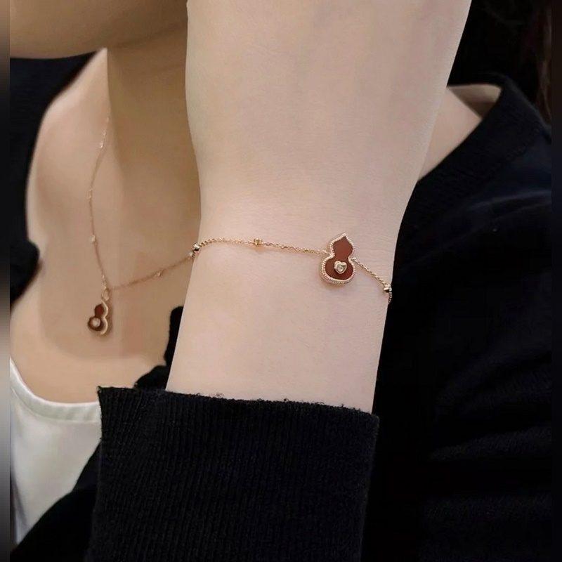 V金材質 4670210 qeelin麒麟紅葫蘆帶心形手鍊，簡約的線條刻畫Wul