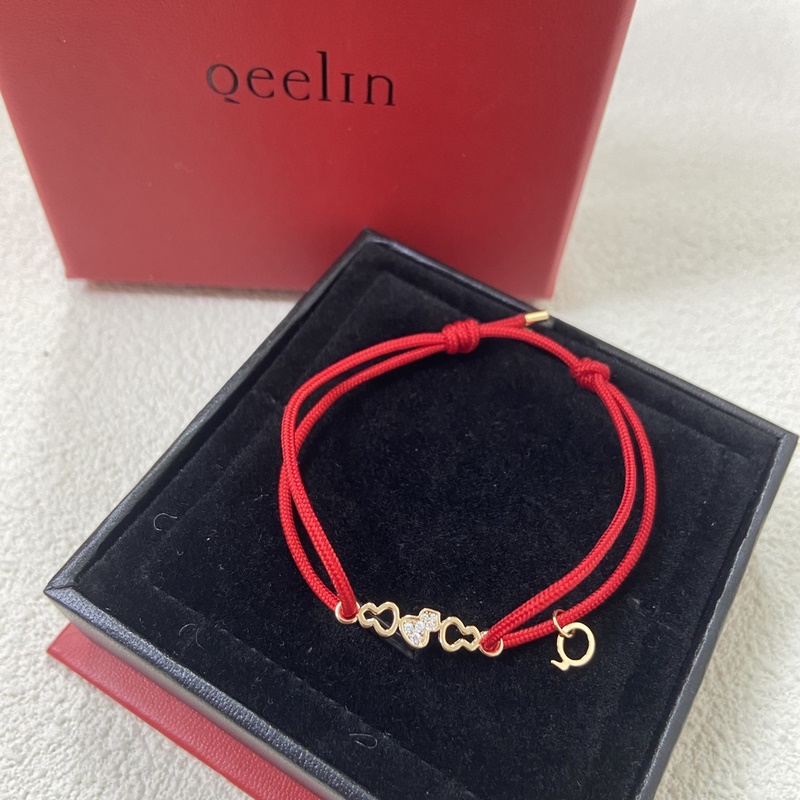 qeelin麒麟葫蘆紅繩手鍊，簡約的線條刻畫Wulu優美的形態，珍貴的紅寶石化為