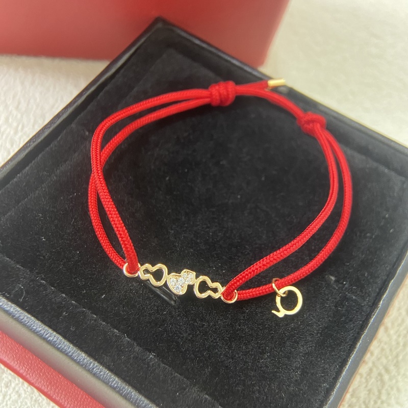 qeelin麒麟葫蘆紅繩手鍊，簡約的線條刻畫Wulu優美的形態，珍貴的紅寶石化為