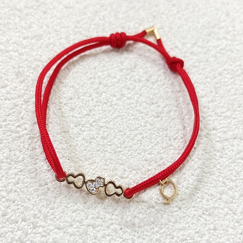 qeelin麒麟葫蘆紅繩手鍊，簡約的線條刻畫Wulu優美的形態，珍貴的紅寶石化為