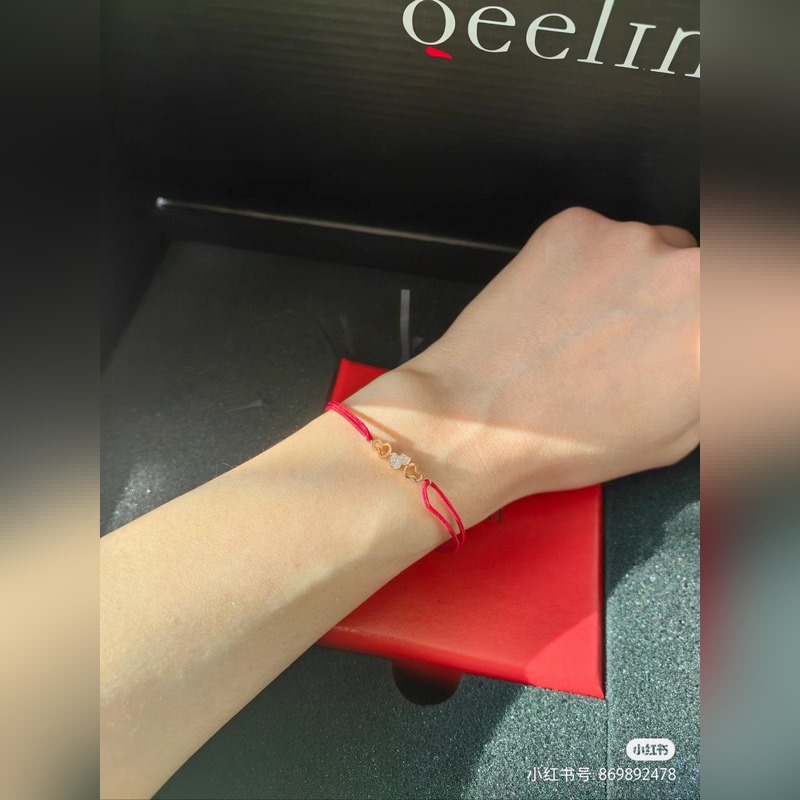 qeelin麒麟葫蘆紅繩手鍊，簡約的線條刻畫Wulu優美的形態，珍貴的紅寶石化為