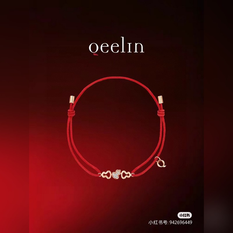 qeelin麒麟葫蘆紅繩手鍊，簡約的線條刻畫Wulu優美的形態，珍貴的紅寶石化為