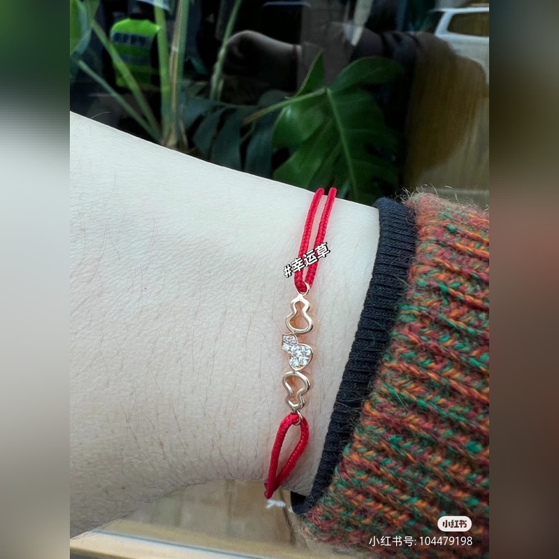 qeelin麒麟葫蘆紅繩手鍊，簡約的線條刻畫Wulu優美的形態，珍貴的紅寶石化為