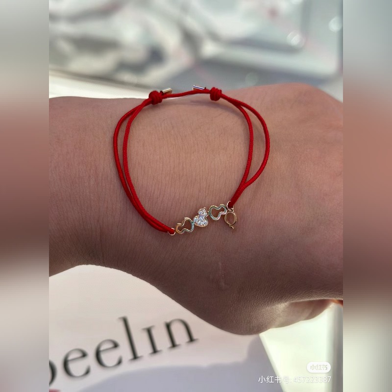 qeelin麒麟葫蘆紅繩手鍊，簡約的線條刻畫Wulu優美的形態，珍貴的紅寶石化為