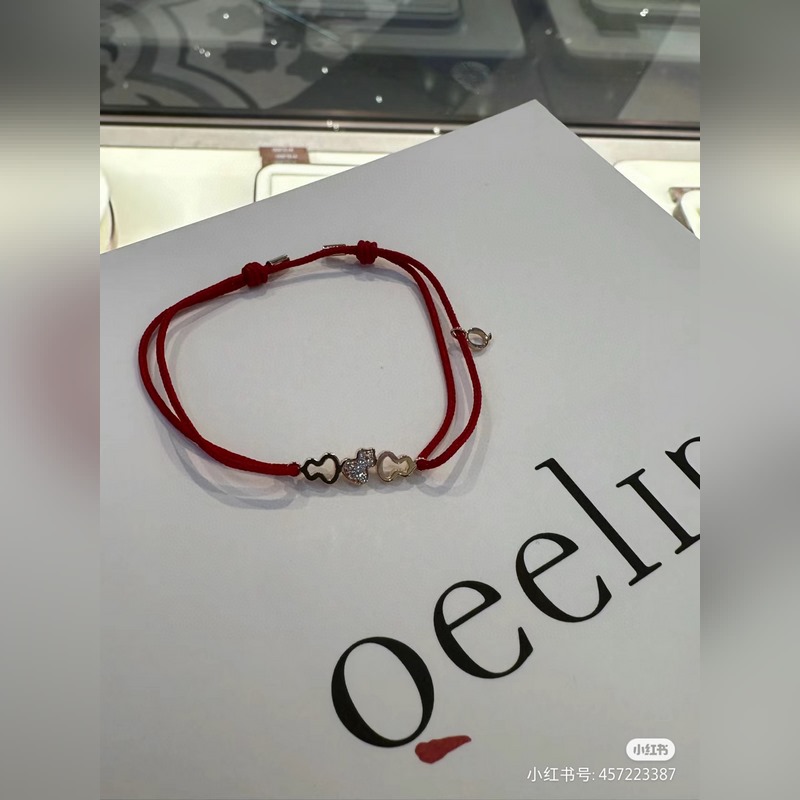 qeelin麒麟葫蘆紅繩手鍊，簡約的線條刻畫Wulu優美的形態，珍貴的紅寶石化為
