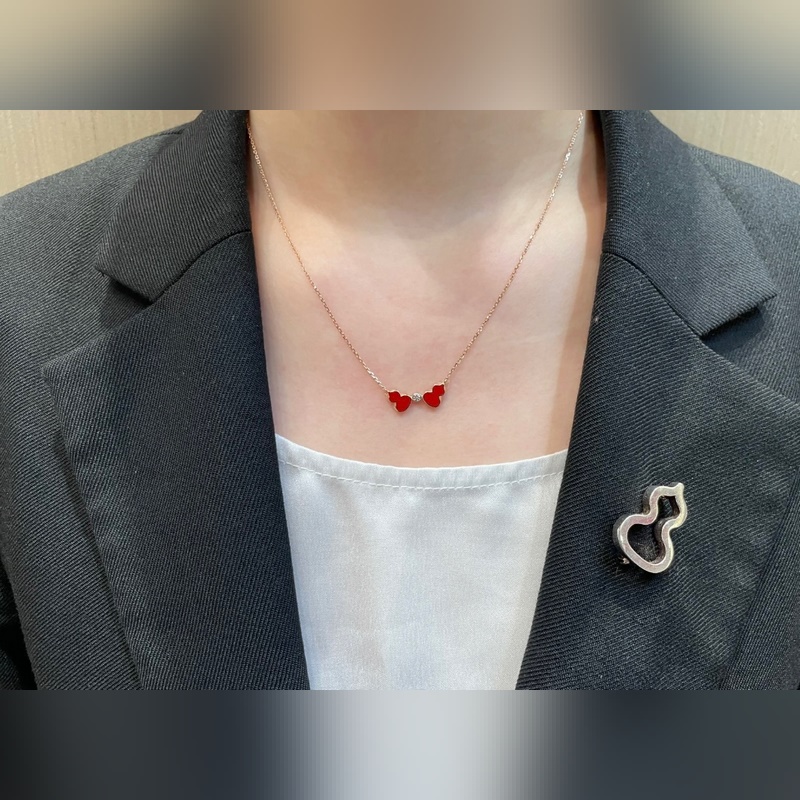 V金材質 4670190 麒麟紅瑪瑙雙葫蘆項鍊，簡約的線條刻畫Wulu優美的形態