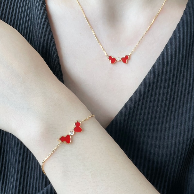 V金材質 4670190 麒麟紅瑪瑙雙葫蘆項鍊，簡約的線條刻畫Wulu優美的形態