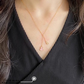 V金材質 4670210 qeelin麒麟迷你蛋白粉雙葫蘆項鍊，簡約的線條刻畫W