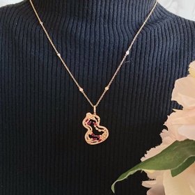 V金鍍咪金 6320350 麒麟花藤紅葫蘆項鍊，佩戴Qeelin Wulu L