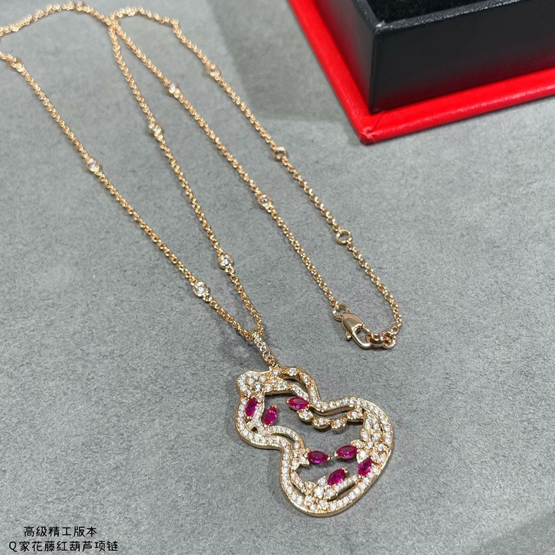 V金鍍咪金 6320350 麒麟花藤紅葫蘆項鍊，佩戴Qeelin Wulu L
