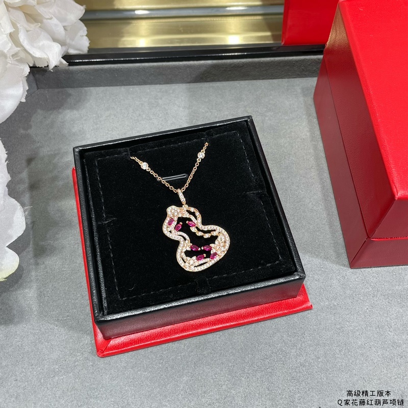 V金鍍咪金 6320350 麒麟花藤紅葫蘆項鍊，佩戴Qeelin Wulu L