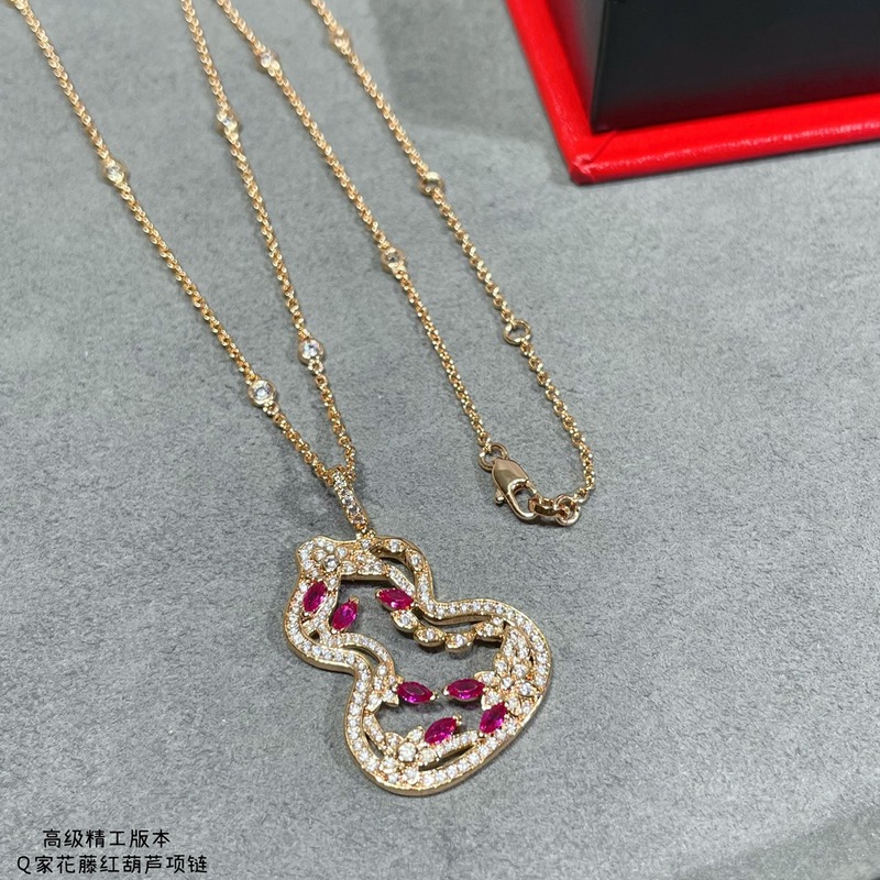 V金鍍咪金 6320350 麒麟花藤紅葫蘆項鍊，佩戴Qeelin Wulu L