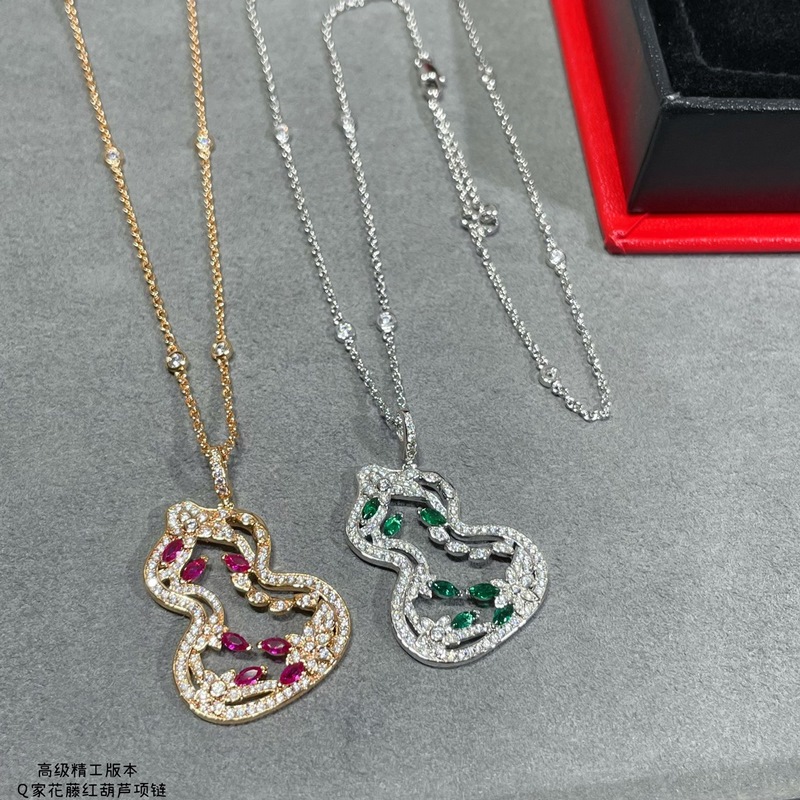 V金鍍咪金 6320350 麒麟花藤紅葫蘆項鍊，佩戴Qeelin Wulu L