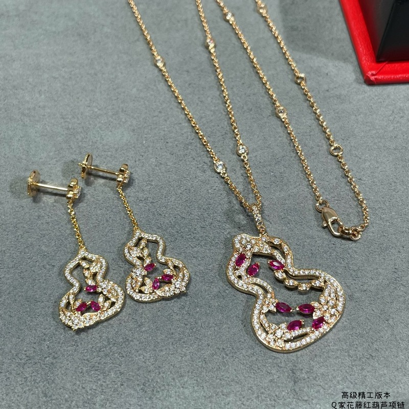 V金鍍咪金 6320350 麒麟花藤紅葫蘆項鍊，佩戴Qeelin Wulu L