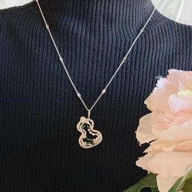 V金鍍咪金 6320350 麒麟花藤綠葫蘆項鍊，佩戴Qeelin Wulu L