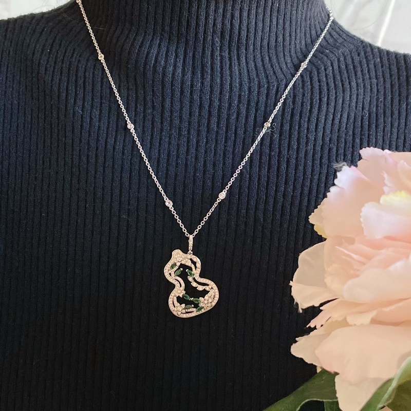 V金鍍咪金 6320350 麒麟花藤綠葫蘆項鍊，佩戴Qeelin Wulu L