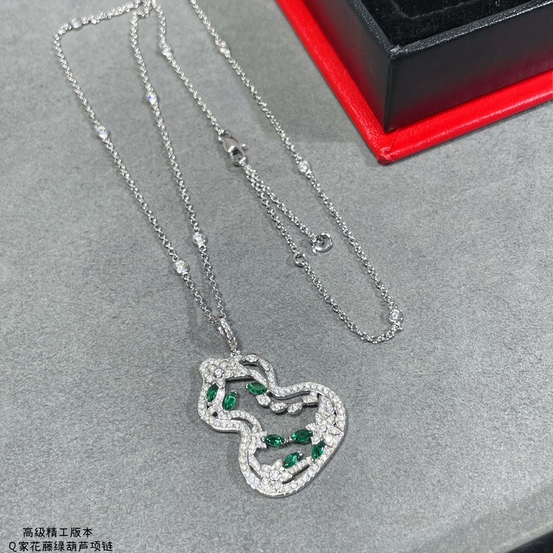 V金鍍咪金 6320350 麒麟花藤綠葫蘆項鍊，佩戴Qeelin Wulu L