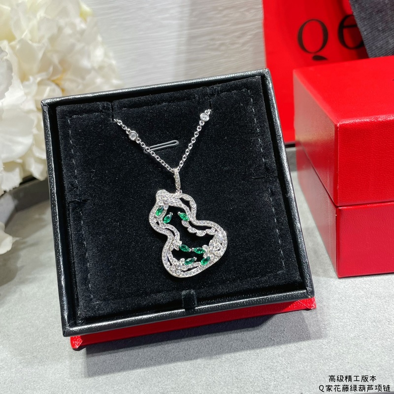 V金鍍咪金 6320350 麒麟花藤綠葫蘆項鍊，佩戴Qeelin Wulu L