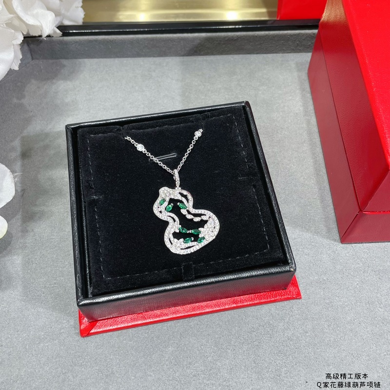 V金鍍咪金 6320350 麒麟花藤綠葫蘆項鍊，佩戴Qeelin Wulu L