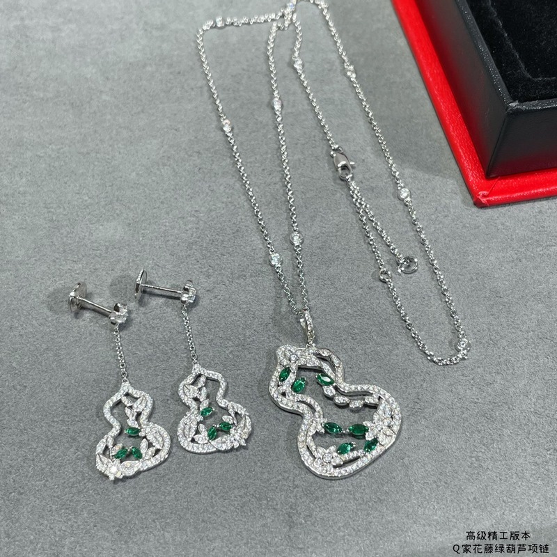 V金鍍咪金 6320350 麒麟花藤綠葫蘆項鍊，佩戴Qeelin Wulu L